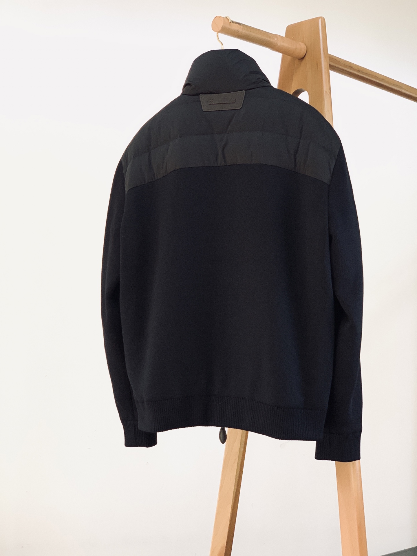 Berluti 伯鲁蒂 2026FW早秋新品  时尚拼接羽绒服🥼衣身主体采用高密防风羽绒面料，菱格锁绒工艺，牢牢锁住羽绒