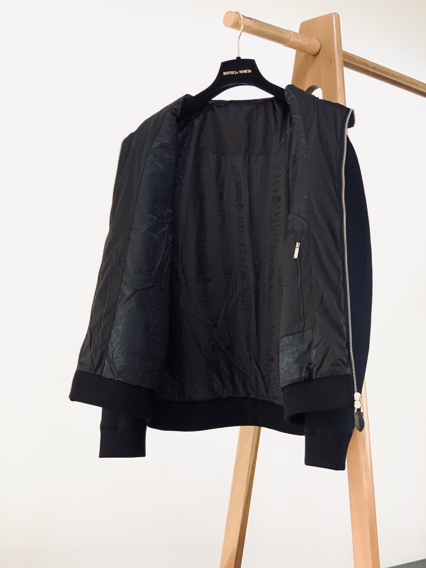 Berluti 伯鲁蒂 2026FW早秋新品  时尚拼接羽绒服🥼衣身主体采用高密防风羽绒面料，菱格锁绒工艺，牢牢锁住羽绒