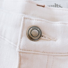 LoroPiana L.P FW早秋新品 米白牛仔裤👖甄选高端斜纹牛仔面料,柔和的米白本白色调,面料厚实却不僵硬,带有细 LoroPiana L.P FW早秋新品 米白牛仔裤👖甄选高端斜纹牛仔面料,柔和的米白本白色调,面料厚实却不僵硬,带有细