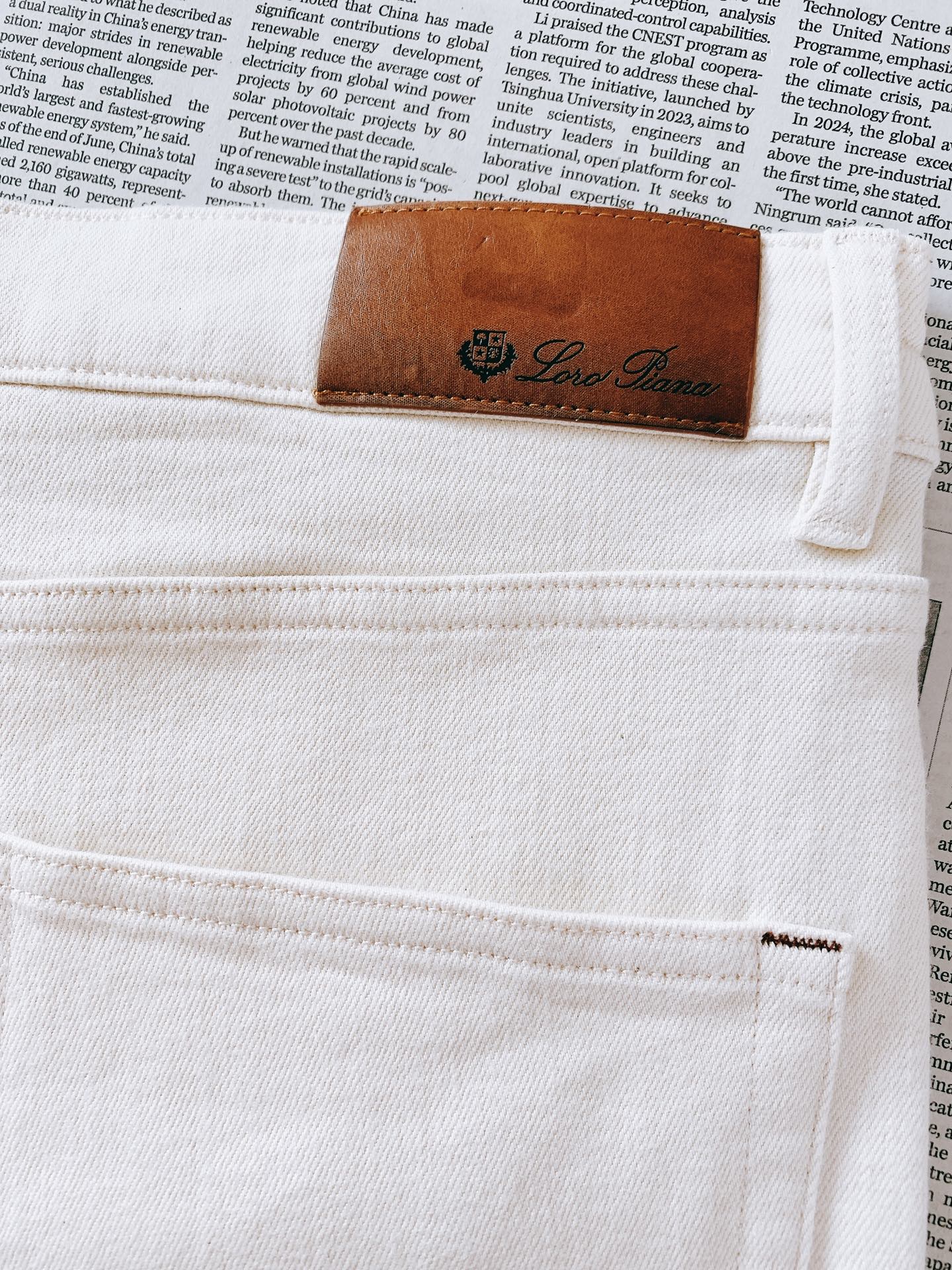 LoroPiana L.P FW早秋新品 米白牛仔裤👖甄选高端斜纹牛仔面料,柔和的米白本白色调,面料厚实却不僵硬,带有细 LoroPiana L.P FW早秋新品 米白牛仔裤👖甄选高端斜纹牛仔面料,柔和的米白本白色调,面料厚实却不僵硬,带有细