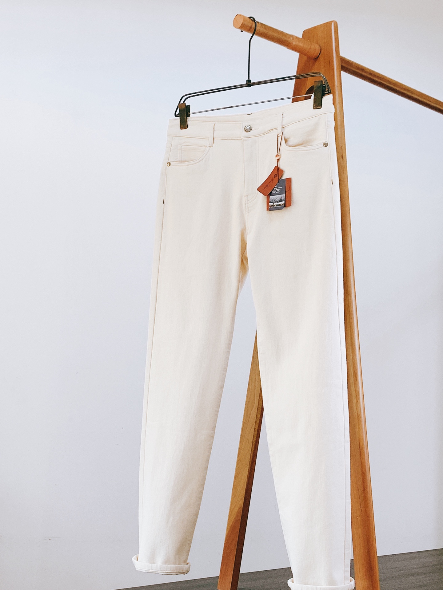 LoroPiana L.P FW早秋新品 米白牛仔裤👖甄选高端斜纹牛仔面料，柔和的米白本白色调，面料厚实却不僵硬，带有细