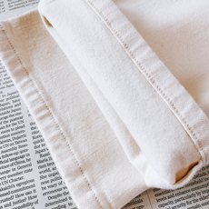 LoroPiana L.P FW早秋新品 米白牛仔裤👖甄选高端斜纹牛仔面料,柔和的米白本白色调,面料厚实却不僵硬,带有细 LoroPiana L.P FW早秋新品 米白牛仔裤👖甄选高端斜纹牛仔面料,柔和的米白本白色调,面料厚实却不僵硬,带有细