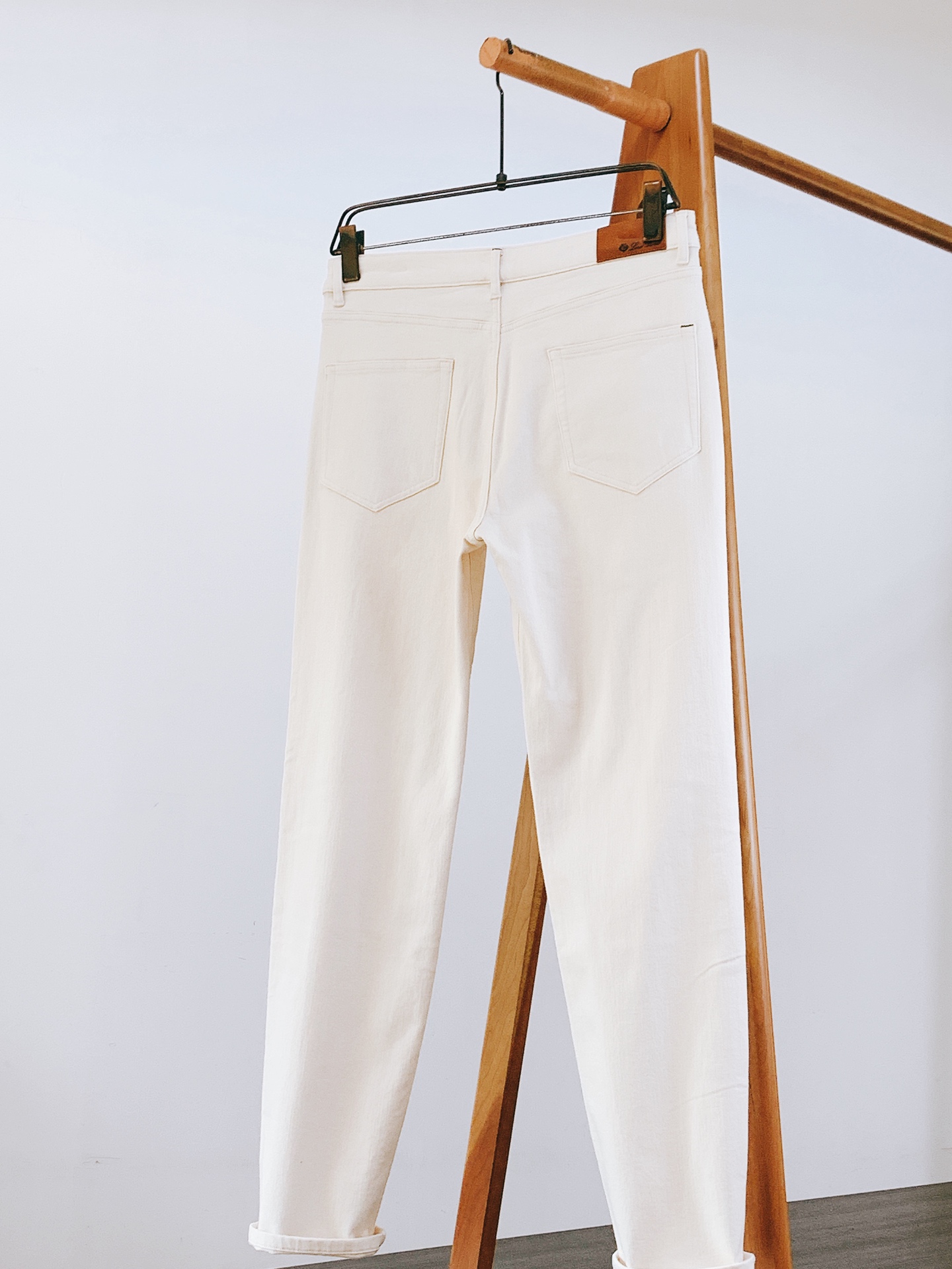 LoroPiana L.P FW早秋新品 米白牛仔裤👖甄选高端斜纹牛仔面料,柔和的米白本白色调,面料厚实却不僵硬,带有细 LoroPiana L.P FW早秋新品 米白牛仔裤👖甄选高端斜纹牛仔面料,柔和的米白本白色调,面料厚实却不僵硬,带有细