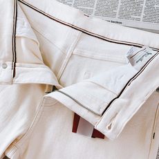 LoroPiana L.P FW早秋新品 米白牛仔裤👖甄选高端斜纹牛仔面料,柔和的米白本白色调,面料厚实却不僵硬,带有细 LoroPiana L.P FW早秋新品 米白牛仔裤👖甄选高端斜纹牛仔面料,柔和的米白本白色调,面料厚实却不僵硬,带有细