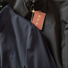 LoroPiana L.P FW早秋新品 双面穿夹克外套🥼外层采用品牌专属高性能防风面料,触感细腻顺滑,具备良好抗风抗微 LoroPiana L.P FW早秋新品 双面穿夹克外套🥼外层采用品牌专属高性能防风面料,触感细腻顺滑,具备良好抗风抗微