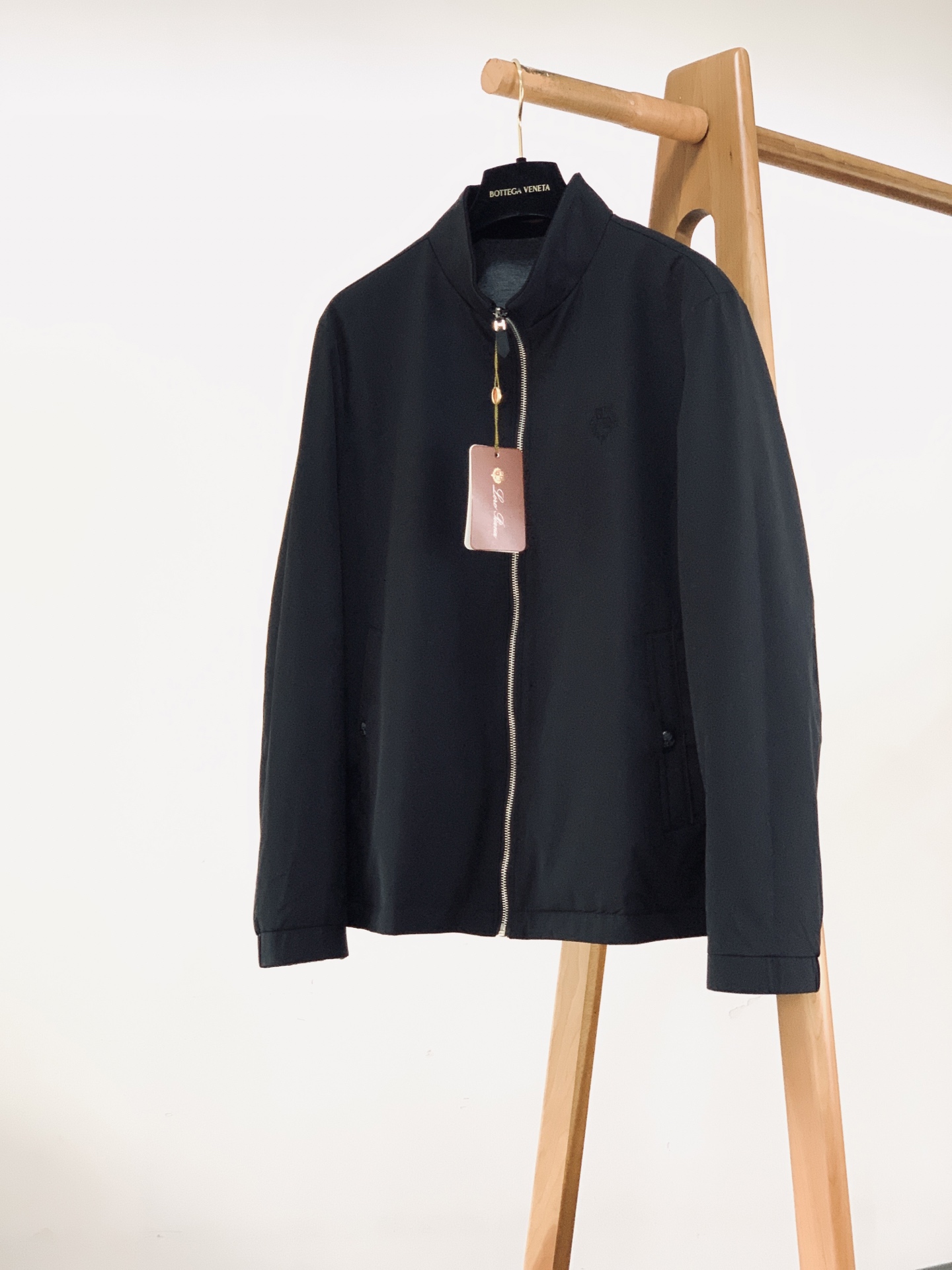 LoroPiana L.P FW早秋新品 双面穿夹克外套🥼外层采用品牌专属高性能防风面料，触感细腻顺滑，具备良好抗风抗微