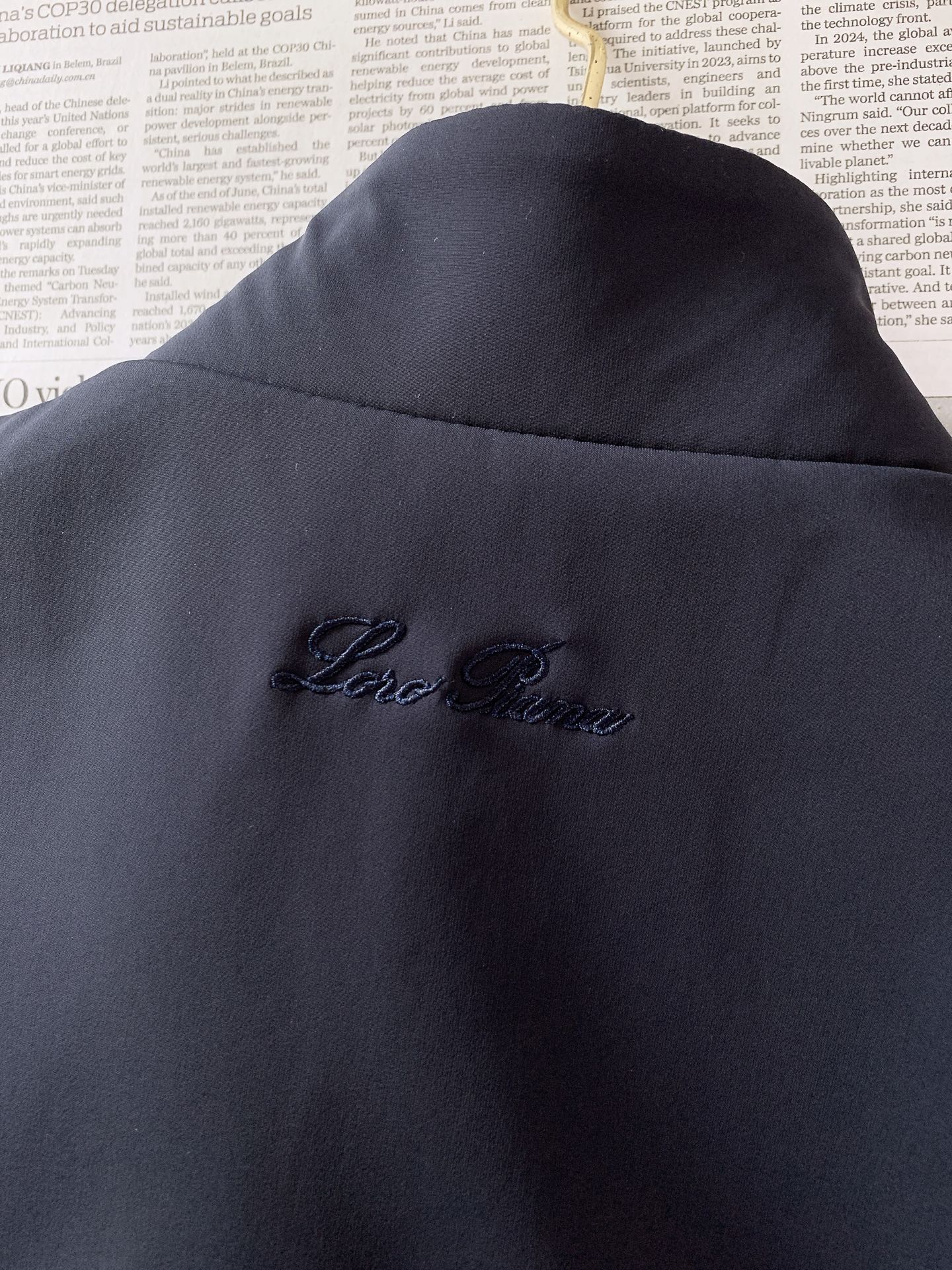 LoroPiana L.P FW早秋新品 双面穿马甲🎽外层选用高密抗皱机能面料,手感细腻顺滑,具备不错的防风抗寒性能,挺 LoroPiana L.P FW早秋新品 双面穿马甲🎽外层选用高密抗皱机能面料,手感细腻顺滑,具备不错的防风抗寒性能,挺
