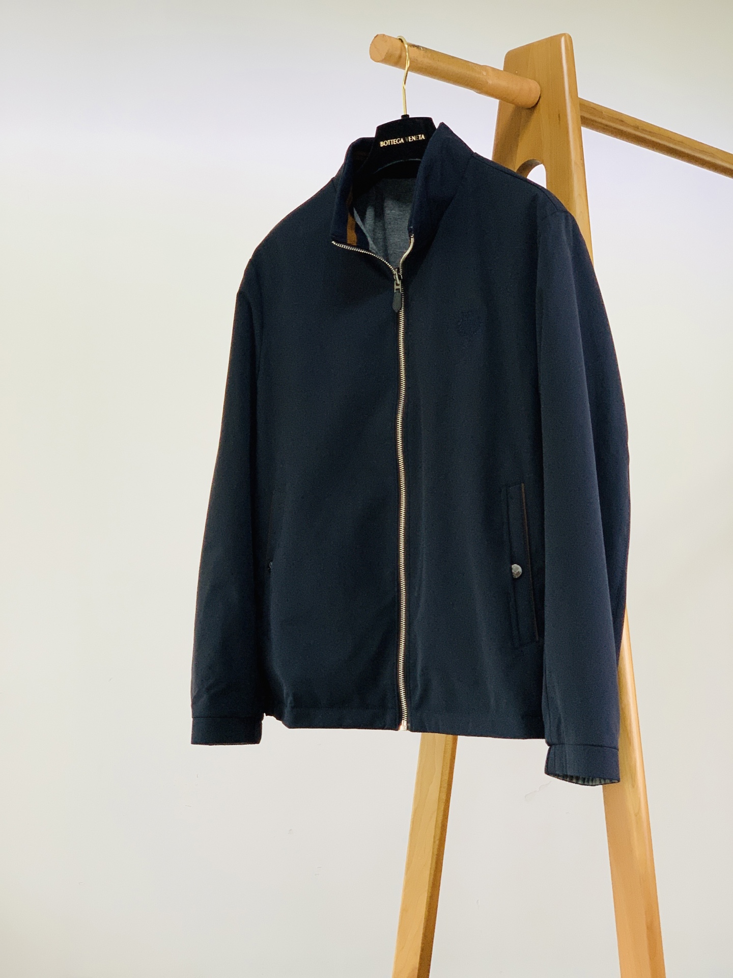 LoroPiana L.P FW早秋新品 双面穿夹克外套🥼外层采用品牌专属高性能防风面料，触感细腻顺滑，具备良好抗风抗微