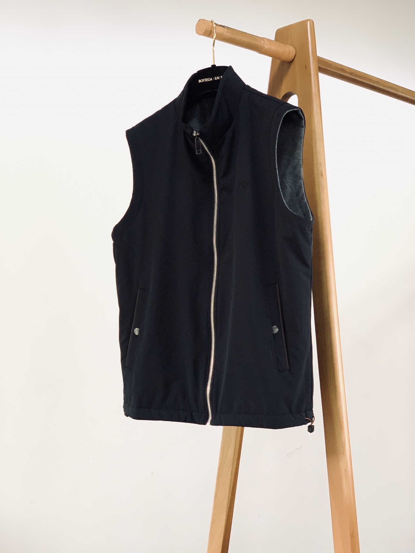 LoroPiana L.P FW早秋新品 双面穿马甲🎽外层选用高密抗皱机能面料，手感细腻顺滑，具备不错的防风抗寒性能，挺