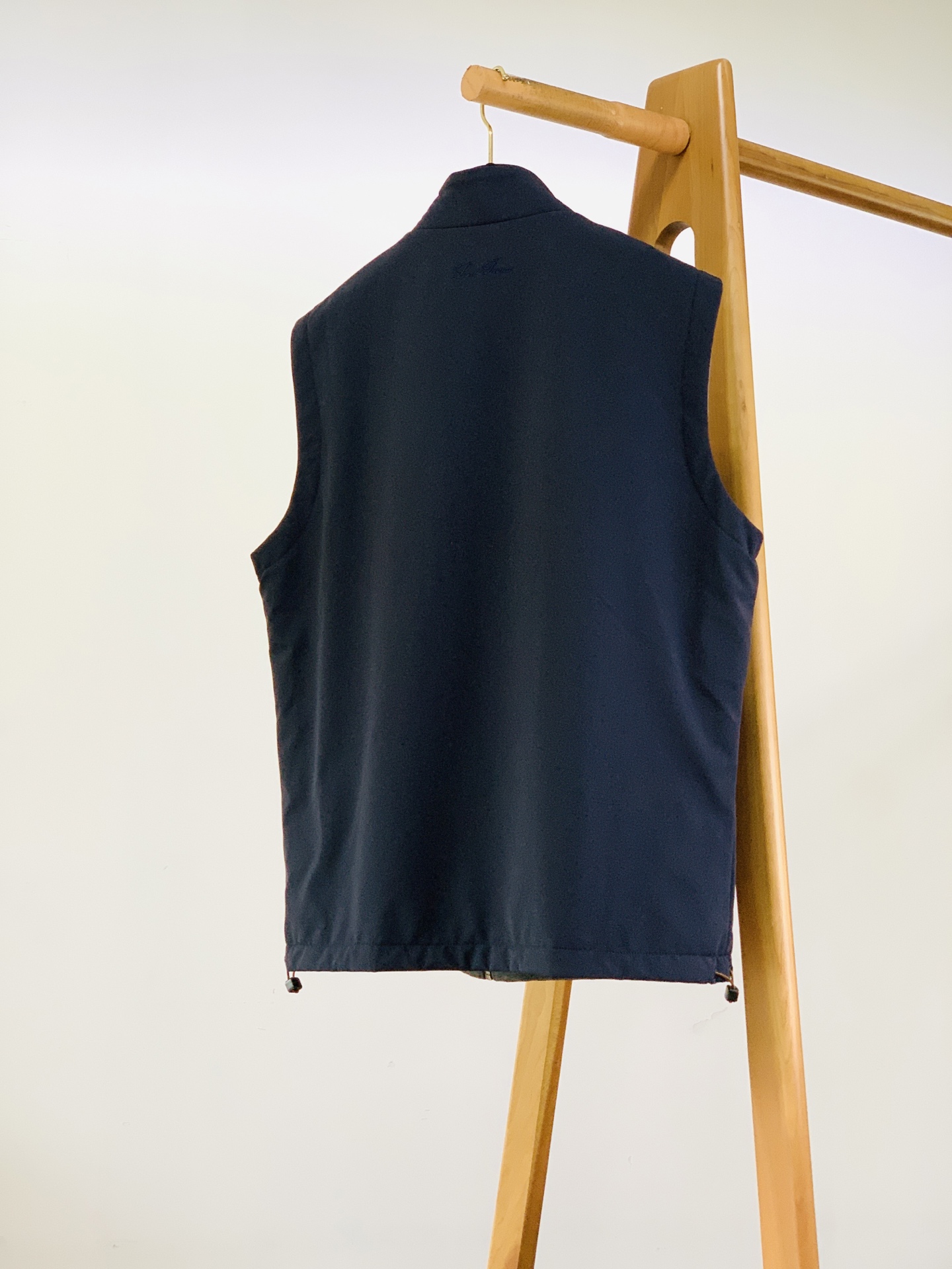 LoroPiana L.P FW早秋新品 双面穿马甲🎽外层选用高密抗皱机能面料,手感细腻顺滑,具备不错的防风抗寒性能,挺 LoroPiana L.P FW早秋新品 双面穿马甲🎽外层选用高密抗皱机能面料,手感细腻顺滑,具备不错的防风抗寒性能,挺