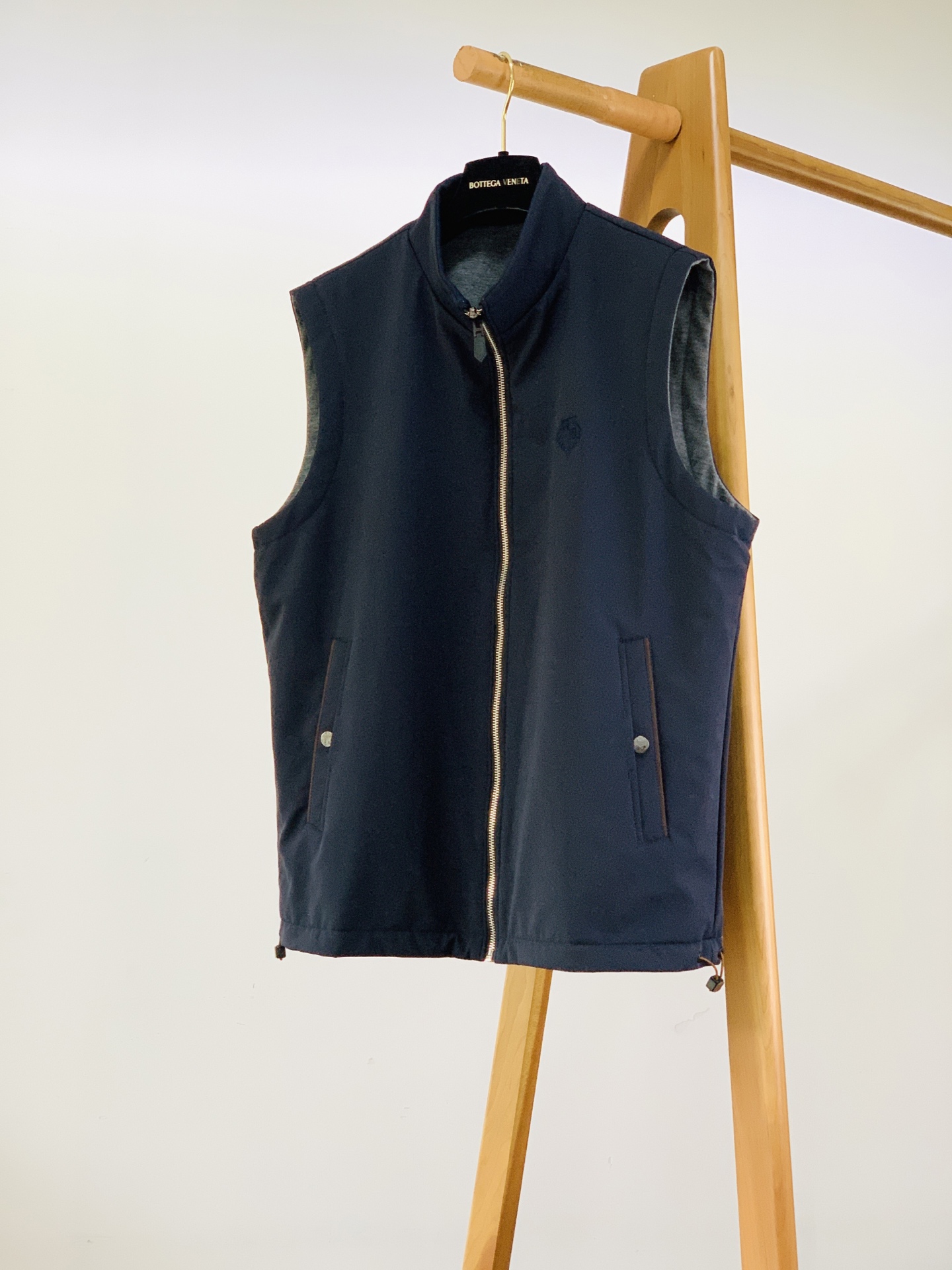 LoroPiana L.P FW早秋新品 双面穿马甲🎽外层选用高密抗皱机能面料，手感细腻顺滑，具备不错的防风抗寒性能，挺