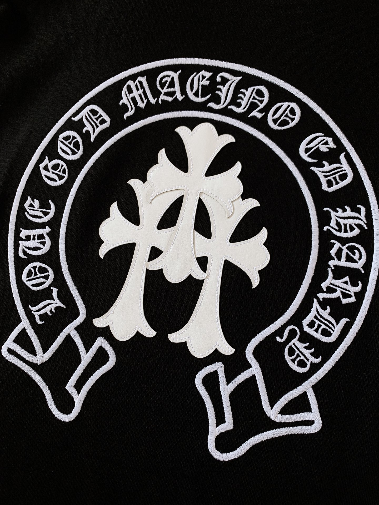 Chrome Hearts 克罗心 2026FW早秋新品 重工哥特式打底T恤👕高克重纯棉料子,手感扎实软糯,上身舒适度 Chrome Hearts 克罗心 2026FW早秋新品 重工哥特式打底T恤👕高克重纯棉料子,手感扎实软糯,上身舒适度