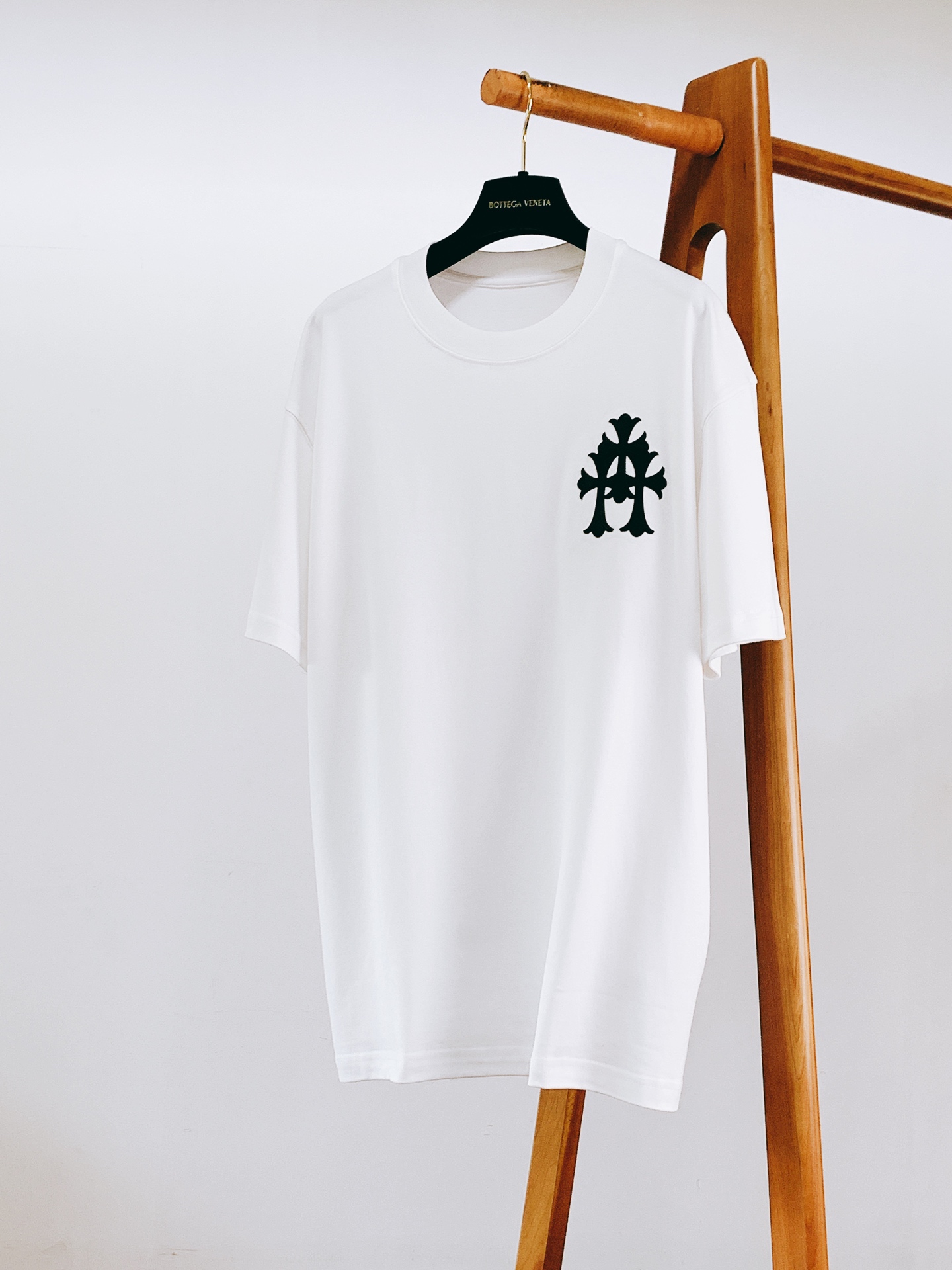 Chrome Hearts 克罗心 2026FW早秋新品 重工哥特式打底T恤👕高克重纯棉料子,手感扎实软糯,上身舒适度 Chrome Hearts 克罗心 2026FW早秋新品 重工哥特式打底T恤👕高克重纯棉料子,手感扎实软糯,上身舒适度