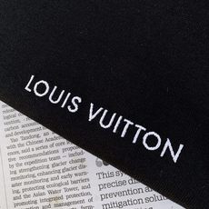 LouisVuitton 路易威登 2026FW早秋新品 后背镂空短袖T恤👕黑白两个经典配色闭眼入。高克重纯棉面料手感非 LouisVuitton 路易威登 2026FW早秋新品 后背镂空短袖T恤👕黑白两个经典配色闭眼入。高克重纯棉面料手感非