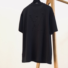 LouisVuitton 路易威登 2026FW早秋新品 后背镂空短袖T恤👕黑白两个经典配色闭眼入。高克重纯棉面料手感非 LouisVuitton 路易威登 2026FW早秋新品 后背镂空短袖T恤👕黑白两个经典配色闭眼入。高克重纯棉面料手感非