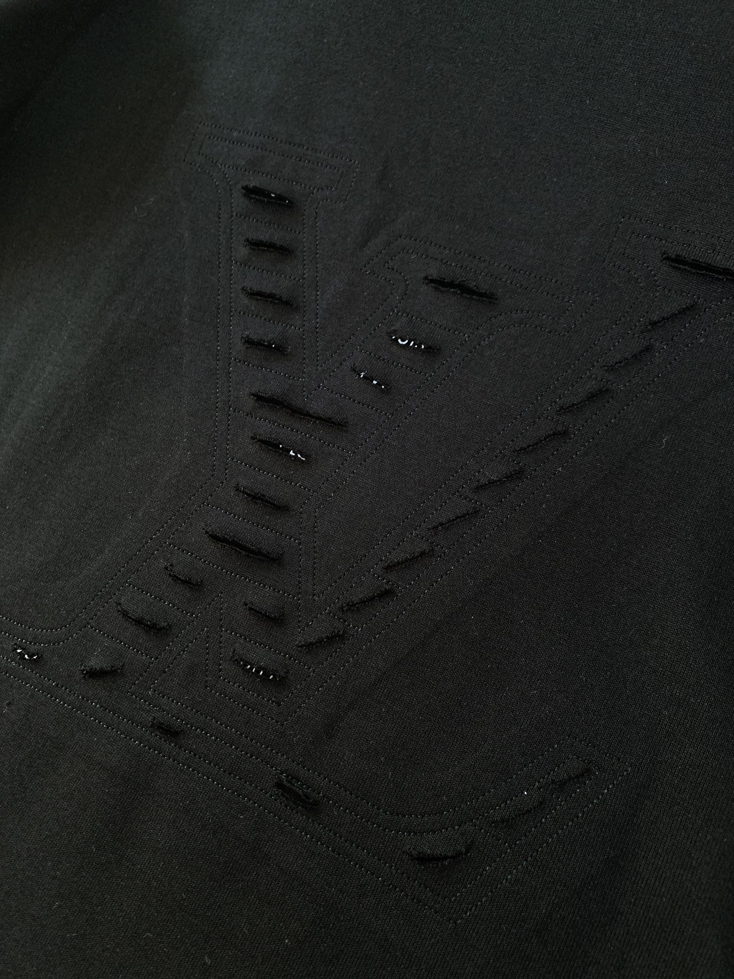 LouisVuitton 路易威登 2026FW早秋新品 后背镂空短袖T恤👕黑白两个经典配色闭眼入。高克重纯棉面料手感非 LouisVuitton 路易威登 2026FW早秋新品 后背镂空短袖T恤👕黑白两个经典配色闭眼入。高克重纯棉面料手感非