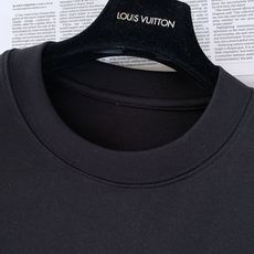 LouisVuitton 路易威登 2026FW早秋新品 后背镂空短袖T恤👕黑白两个经典配色闭眼入。高克重纯棉面料手感非 LouisVuitton 路易威登 2026FW早秋新品 后背镂空短袖T恤👕黑白两个经典配色闭眼入。高克重纯棉面料手感非