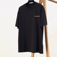 LouisVuitton 路易威登 2026FW早秋新品 后背镂空短袖T恤👕黑白两个经典配色闭眼入。高克重纯棉面料手感非 LouisVuitton 路易威登 2026FW早秋新品 后背镂空短袖T恤👕黑白两个经典配色闭眼入。高克重纯棉面料手感非