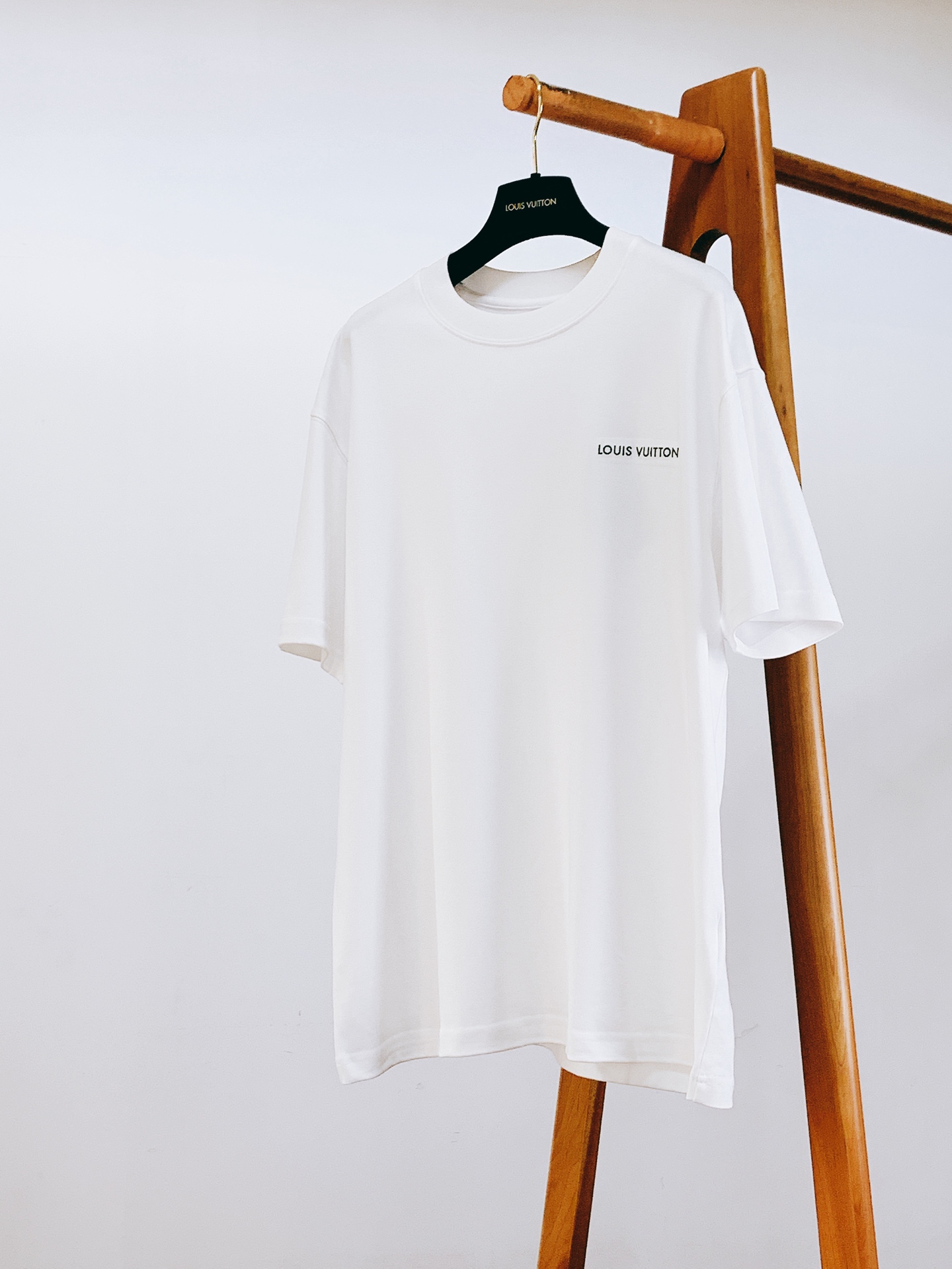 LouisVuitton 路易威登 2026FW早秋新品 后背镂空短袖T恤👕黑白两个经典配色闭眼入。高克重纯棉面料手感非
