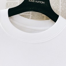 LouisVuitton 路易威登 2026FW早秋新品 后背镂空短袖T恤👕黑白两个经典配色闭眼入。高克重纯棉面料手感非 LouisVuitton 路易威登 2026FW早秋新品 后背镂空短袖T恤👕黑白两个经典配色闭眼入。高克重纯棉面料手感非
