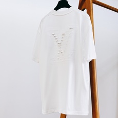 LouisVuitton 路易威登 2026FW早秋新品 后背镂空短袖T恤👕黑白两个经典配色闭眼入。高克重纯棉面料手感非 LouisVuitton 路易威登 2026FW早秋新品 后背镂空短袖T恤👕黑白两个经典配色闭眼入。高克重纯棉面料手感非