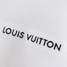 LouisVuitton 路易威登 2026FW早秋新品 后背镂空短袖T恤👕黑白两个经典配色闭眼入。高克重纯棉面料手感非 LouisVuitton 路易威登 2026FW早秋新品 后背镂空短袖T恤👕黑白两个经典配色闭眼入。高克重纯棉面料手感非