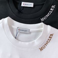 Moncler 蒙口 2026FW早秋新品 斜肩刺绣短袖T恤👕真正低调奢华的基础款,摒弃夸张大印花,把品牌辨识度藏在肩部 Moncler 蒙口 2026FW早秋新品 斜肩刺绣短袖T恤👕真正低调奢华的基础款,摒弃夸张大印花,把品牌辨识度藏在肩部