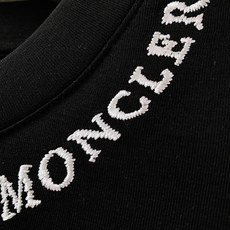 Moncler 蒙口 2026FW早秋新品 斜肩刺绣短袖T恤👕真正低调奢华的基础款,摒弃夸张大印花,把品牌辨识度藏在肩部 Moncler 蒙口 2026FW早秋新品 斜肩刺绣短袖T恤👕真正低调奢华的基础款,摒弃夸张大印花,把品牌辨识度藏在肩部