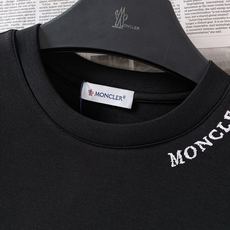 Moncler 蒙口 2026FW早秋新品 斜肩刺绣短袖T恤👕真正低调奢华的基础款,摒弃夸张大印花,把品牌辨识度藏在肩部 Moncler 蒙口 2026FW早秋新品 斜肩刺绣短袖T恤👕真正低调奢华的基础款,摒弃夸张大印花,把品牌辨识度藏在肩部