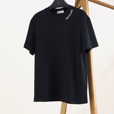 Moncler 蒙口 2026FW早秋新品 斜肩刺绣短袖T恤👕真正低调奢华的基础款,摒弃夸张大印花,把品牌辨识度藏在肩部 Moncler 蒙口 2026FW早秋新品 斜肩刺绣短袖T恤👕真正低调奢华的基础款,摒弃夸张大印花,把品牌辨识度藏在肩部