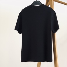 Moncler 蒙口 2026FW早秋新品 斜肩刺绣短袖T恤👕真正低调奢华的基础款,摒弃夸张大印花,把品牌辨识度藏在肩部 Moncler 蒙口 2026FW早秋新品 斜肩刺绣短袖T恤👕真正低调奢华的基础款,摒弃夸张大印花,把品牌辨识度藏在肩部