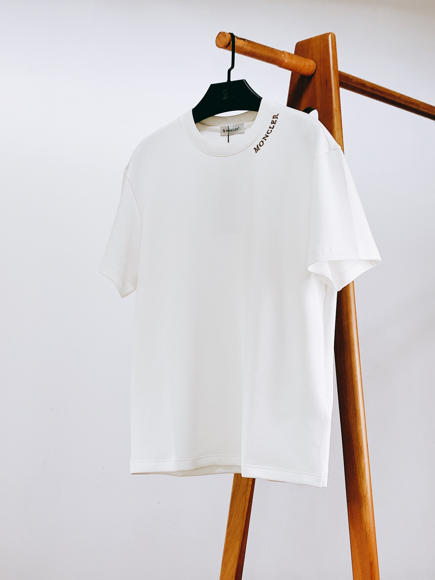 Moncler 蒙口 2026FW早秋新品 斜肩刺绣短袖T恤👕真正低调奢华的基础款,摒弃夸张大印花,把品牌辨识度藏在肩部 Moncler 蒙口 2026FW早秋新品 斜肩刺绣短袖T恤👕真正低调奢华的基础款,摒弃夸张大印花,把品牌辨识度藏在肩部