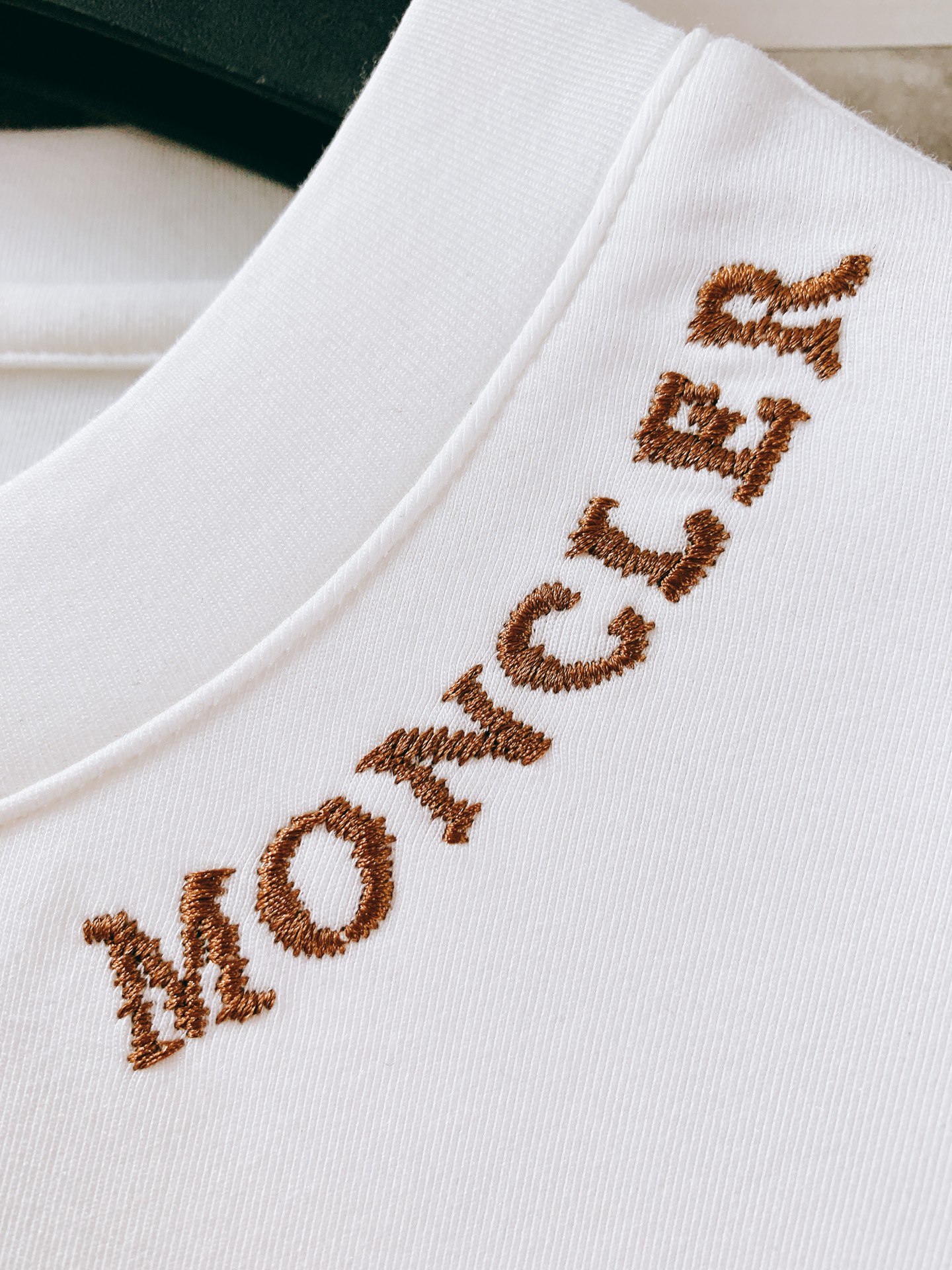 Moncler 蒙口 2026FW早秋新品 斜肩刺绣短袖T恤👕真正低调奢华的基础款,摒弃夸张大印花,把品牌辨识度藏在肩部 Moncler 蒙口 2026FW早秋新品 斜肩刺绣短袖T恤👕真正低调奢华的基础款,摒弃夸张大印花,把品牌辨识度藏在肩部