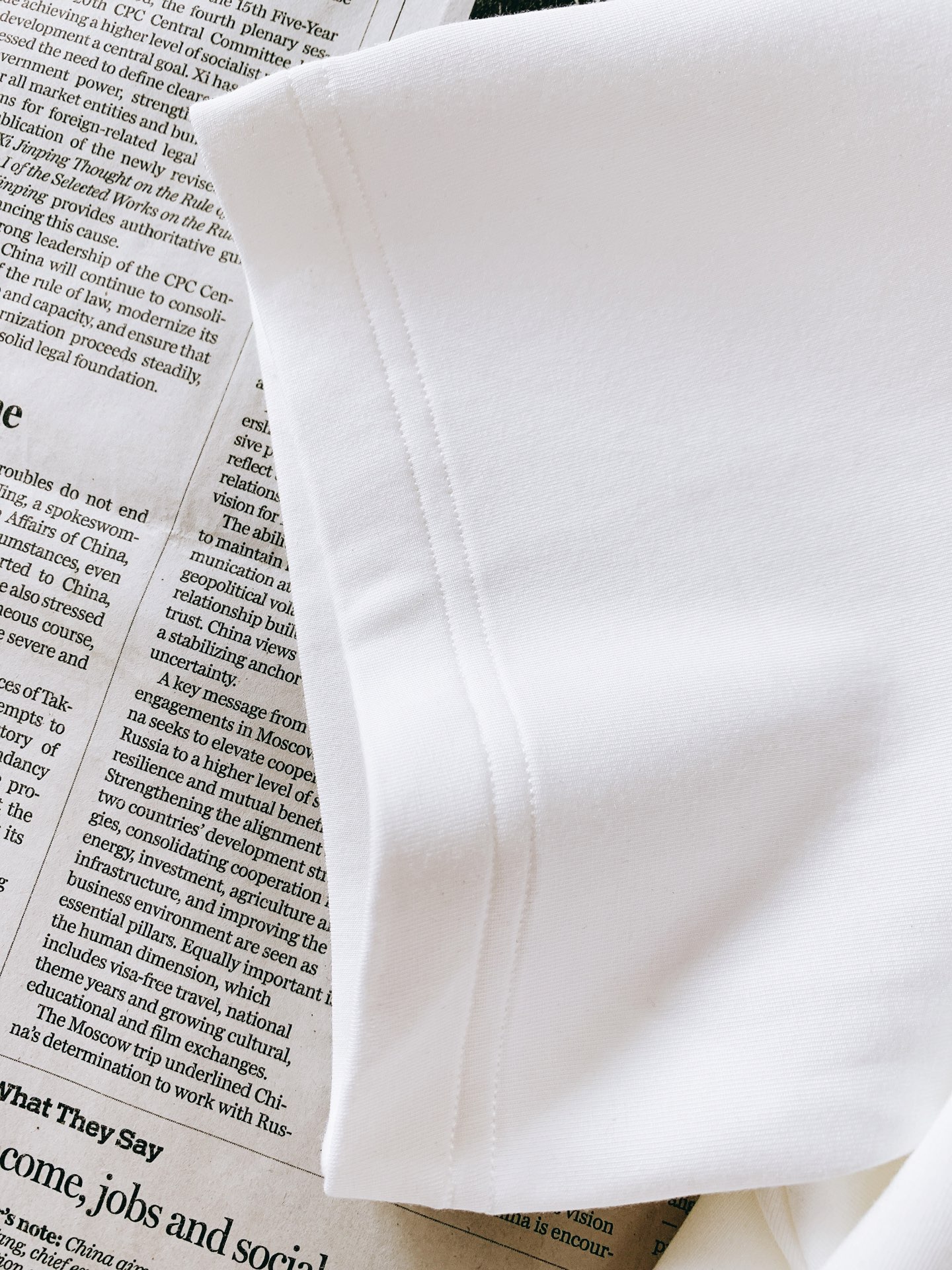 Moncler 蒙口 2026FW早秋新品 斜肩刺绣短袖T恤👕真正低调奢华的基础款,摒弃夸张大印花,把品牌辨识度藏在肩部 Moncler 蒙口 2026FW早秋新品 斜肩刺绣短袖T恤👕真正低调奢华的基础款,摒弃夸张大印花,把品牌辨识度藏在肩部