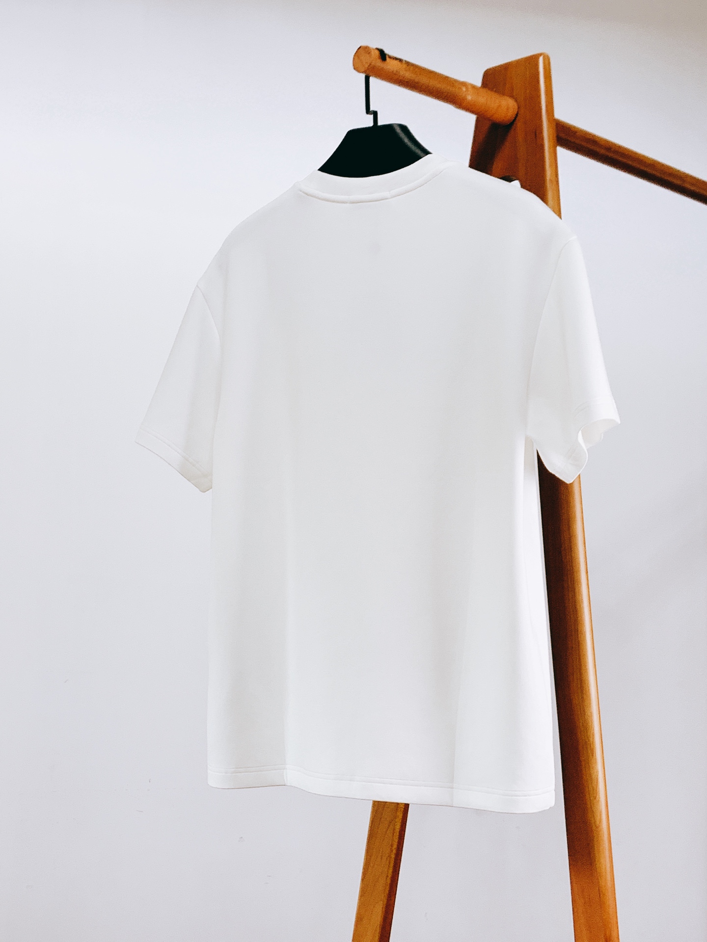 Moncler 蒙口 2026FW早秋新品 斜肩刺绣短袖T恤👕真正低调奢华的基础款,摒弃夸张大印花,把品牌辨识度藏在肩部 Moncler 蒙口 2026FW早秋新品 斜肩刺绣短袖T恤👕真正低调奢华的基础款,摒弃夸张大印花,把品牌辨识度藏在肩部