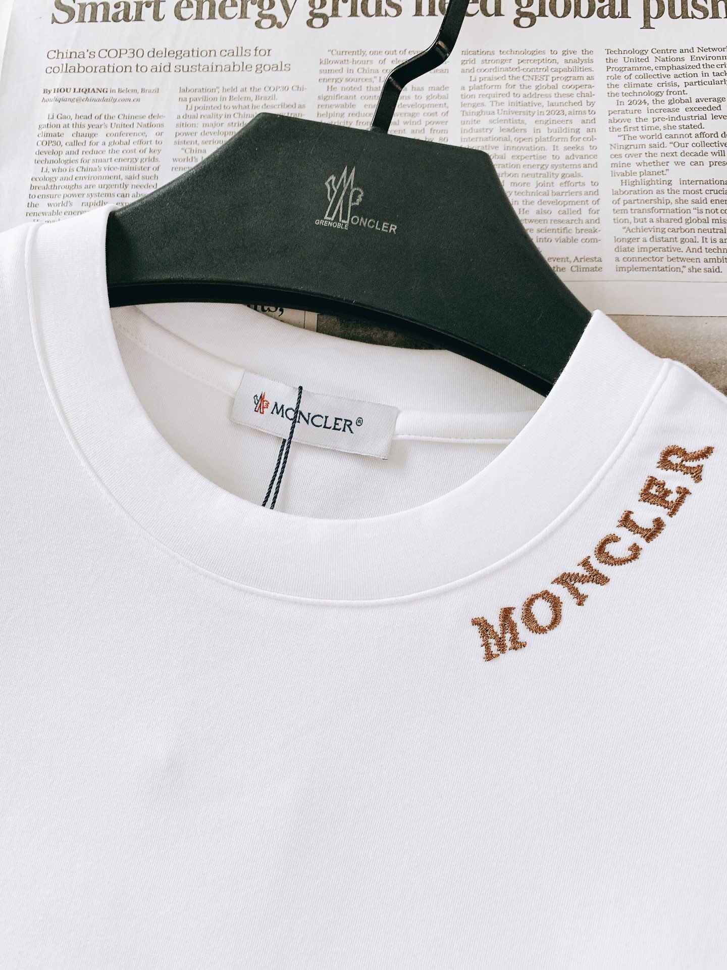 Moncler 蒙口 2026FW早秋新品 斜肩刺绣短袖T恤👕真正低调奢华的基础款,摒弃夸张大印花,把品牌辨识度藏在肩部 Moncler 蒙口 2026FW早秋新品 斜肩刺绣短袖T恤👕真正低调奢华的基础款,摒弃夸张大印花,把品牌辨识度藏在肩部