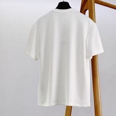 Dior Homme 迪奥·桀傲 2026FW早秋新品 重工刺绣短袖T恤👕低调奢华款,黑白双色可选。精选高支精梳棉,手 Dior Homme 迪奥·桀傲 2026FW早秋新品 重工刺绣短袖T恤👕低调奢华款,黑白双色可选。精选高支精梳棉,手
