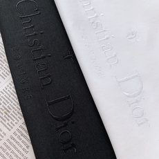 Dior Homme 迪奥·桀傲 2026FW早秋新品 重工刺绣短袖T恤👕低调奢华款,黑白双色可选。精选高支精梳棉,手 Dior Homme 迪奥·桀傲 2026FW早秋新品 重工刺绣短袖T恤👕低调奢华款,黑白双色可选。精选高支精梳棉,手