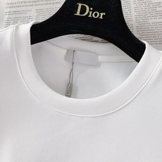 Dior Homme 迪奥·桀傲 2026FW早秋新品 重工刺绣短袖T恤👕低调奢华款,黑白双色可选。精选高支精梳棉,手 Dior Homme 迪奥·桀傲 2026FW早秋新品 重工刺绣短袖T恤👕低调奢华款,黑白双色可选。精选高支精梳棉,手