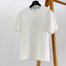 Dior Homme 迪奥·桀傲 2026FW早秋新品 重工刺绣短袖T恤👕低调奢华款,黑白双色可选。精选高支精梳棉,手 Dior Homme 迪奥·桀傲 2026FW早秋新品 重工刺绣短袖T恤👕低调奢华款,黑白双色可选。精选高支精梳棉,手