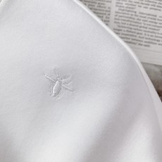Dior Homme 迪奥·桀傲 2026FW早秋新品 重工刺绣短袖T恤👕低调奢华款,黑白双色可选。精选高支精梳棉,手 Dior Homme 迪奥·桀傲 2026FW早秋新品 重工刺绣短袖T恤👕低调奢华款,黑白双色可选。精选高支精梳棉,手
