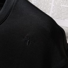 Dior Homme 迪奥·桀傲 2026FW早秋新品 重工刺绣短袖T恤👕低调奢华款,黑白双色可选。精选高支精梳棉,手 Dior Homme 迪奥·桀傲 2026FW早秋新品 重工刺绣短袖T恤👕低调奢华款,黑白双色可选。精选高支精梳棉,手