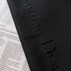 Dior Homme 迪奥·桀傲 2026FW早秋新品 重工刺绣短袖T恤👕低调奢华款,黑白双色可选。精选高支精梳棉,手 Dior Homme 迪奥·桀傲 2026FW早秋新品 重工刺绣短袖T恤👕低调奢华款,黑白双色可选。精选高支精梳棉,手