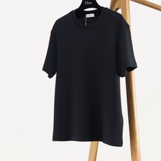 Dior Homme 迪奥·桀傲 2026FW早秋新品 重工刺绣短袖T恤👕低调奢华款,黑白双色可选。精选高支精梳棉,手 Dior Homme 迪奥·桀傲 2026FW早秋新品 重工刺绣短袖T恤👕低调奢华款,黑白双色可选。精选高支精梳棉,手