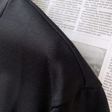LouisVuitton 路易威登 2026FW早秋新品 新款皮标刺绣短袖👕重磅双面微米羊毛混纺面料打造,上身挺括有型, LouisVuitton 路易威登 2026FW早秋新品 新款皮标刺绣短袖👕重磅双面微米羊毛混纺面料打造,上身挺括有型,