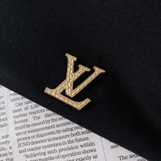 LouisVuitton 路易威登 2026FW早秋新品 新款皮标刺绣短袖👕重磅双面微米羊毛混纺面料打造,上身挺括有型, LouisVuitton 路易威登 2026FW早秋新品 新款皮标刺绣短袖👕重磅双面微米羊毛混纺面料打造,上身挺括有型,