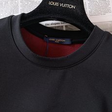 LouisVuitton 路易威登 2026FW早秋新品 新款皮标刺绣短袖👕重磅双面微米羊毛混纺面料打造,上身挺括有型, LouisVuitton 路易威登 2026FW早秋新品 新款皮标刺绣短袖👕重磅双面微米羊毛混纺面料打造,上身挺括有型,
