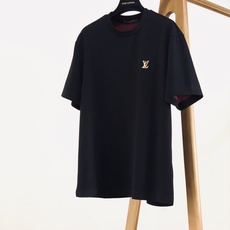 LouisVuitton 路易威登 2026FW早秋新品 新款皮标刺绣短袖👕重磅双面微米羊毛混纺面料打造,上身挺括有型, LouisVuitton 路易威登 2026FW早秋新品 新款皮标刺绣短袖👕重磅双面微米羊毛混纺面料打造,上身挺括有型,