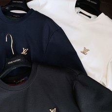 LouisVuitton 路易威登 2026FW早秋新品 新款皮标刺绣短袖👕重磅双面微米羊毛混纺面料打造,上身挺括有型, LouisVuitton 路易威登 2026FW早秋新品 新款皮标刺绣短袖👕重磅双面微米羊毛混纺面料打造,上身挺括有型,