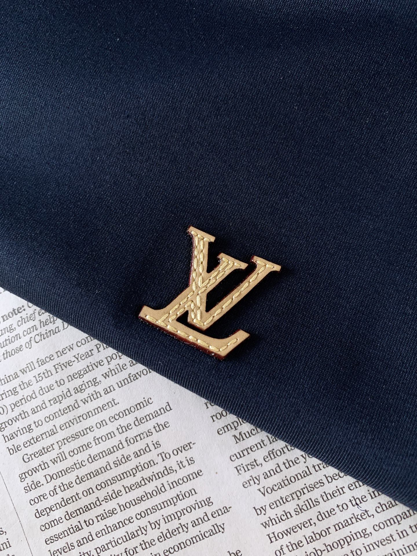 LouisVuitton 路易威登 2026FW早秋新品 新款皮标刺绣短袖👕重磅双面微米羊毛混纺面料打造,上身挺括有型, LouisVuitton 路易威登 2026FW早秋新品 新款皮标刺绣短袖👕重磅双面微米羊毛混纺面料打造,上身挺括有型,